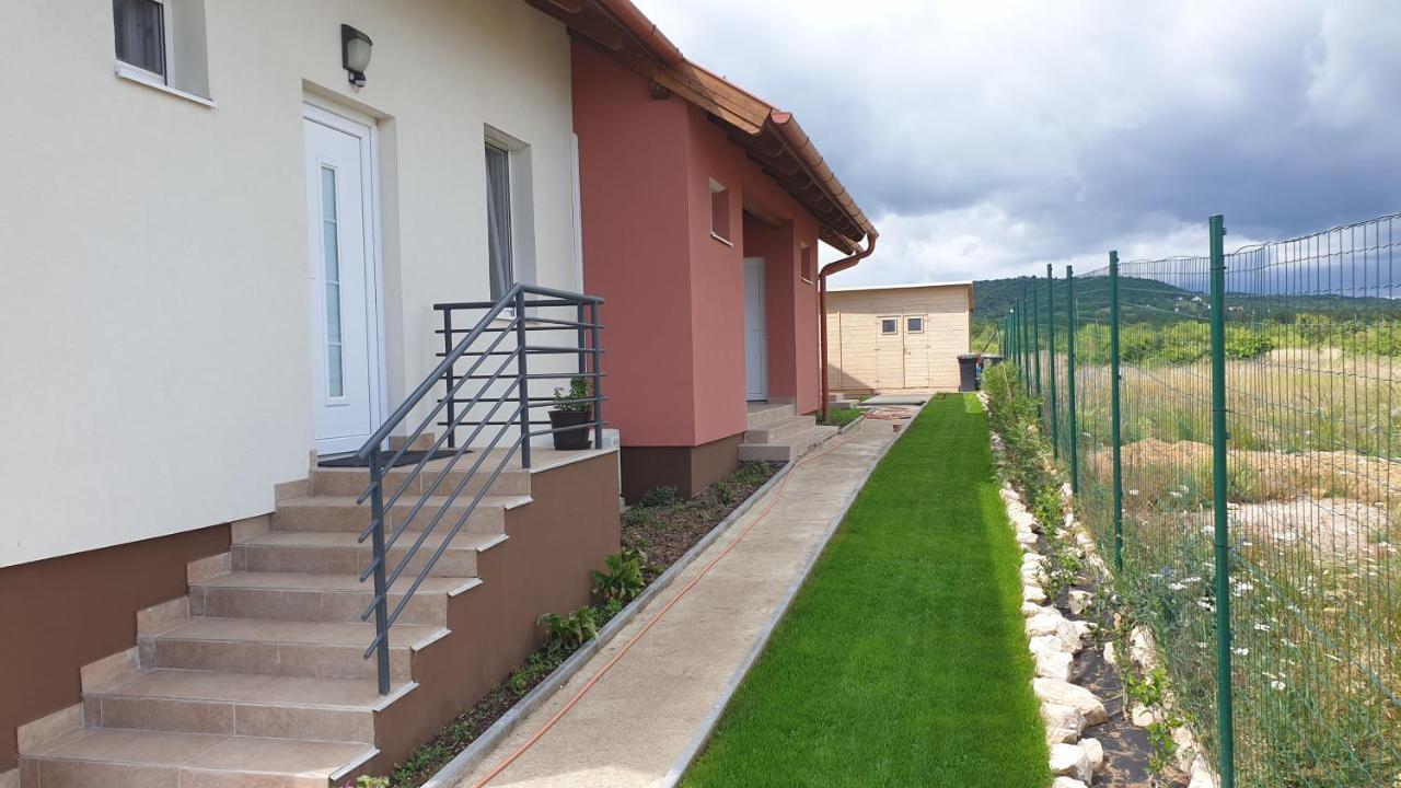 Buzavirag Apartmanhaz บาลาโตนาคาลิ ภายนอก รูปภาพ