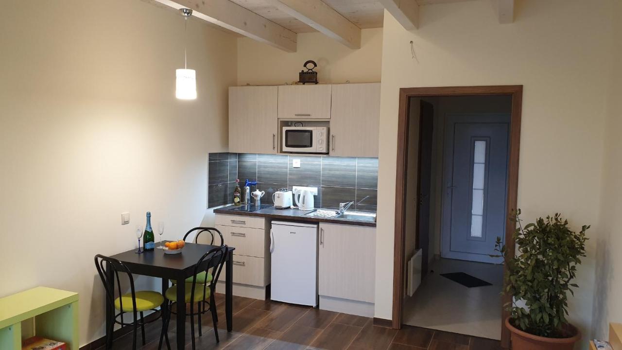 Buzavirag Apartmanhaz บาลาโตนาคาลิ ภายนอก รูปภาพ
