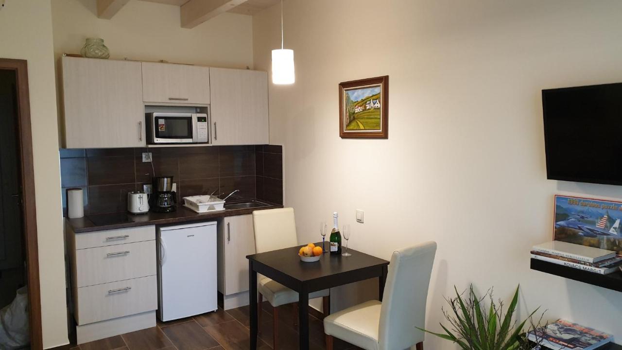 Buzavirag Apartmanhaz บาลาโตนาคาลิ ภายนอก รูปภาพ