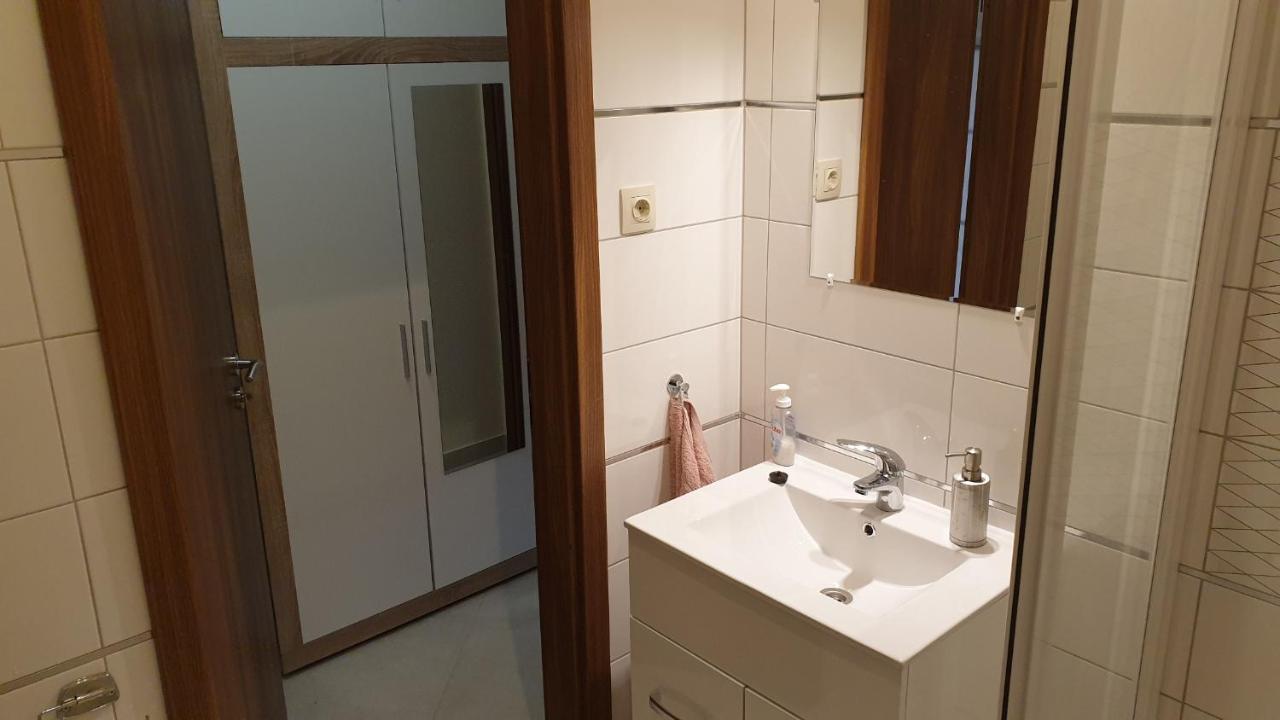 Buzavirag Apartmanhaz บาลาโตนาคาลิ ภายนอก รูปภาพ