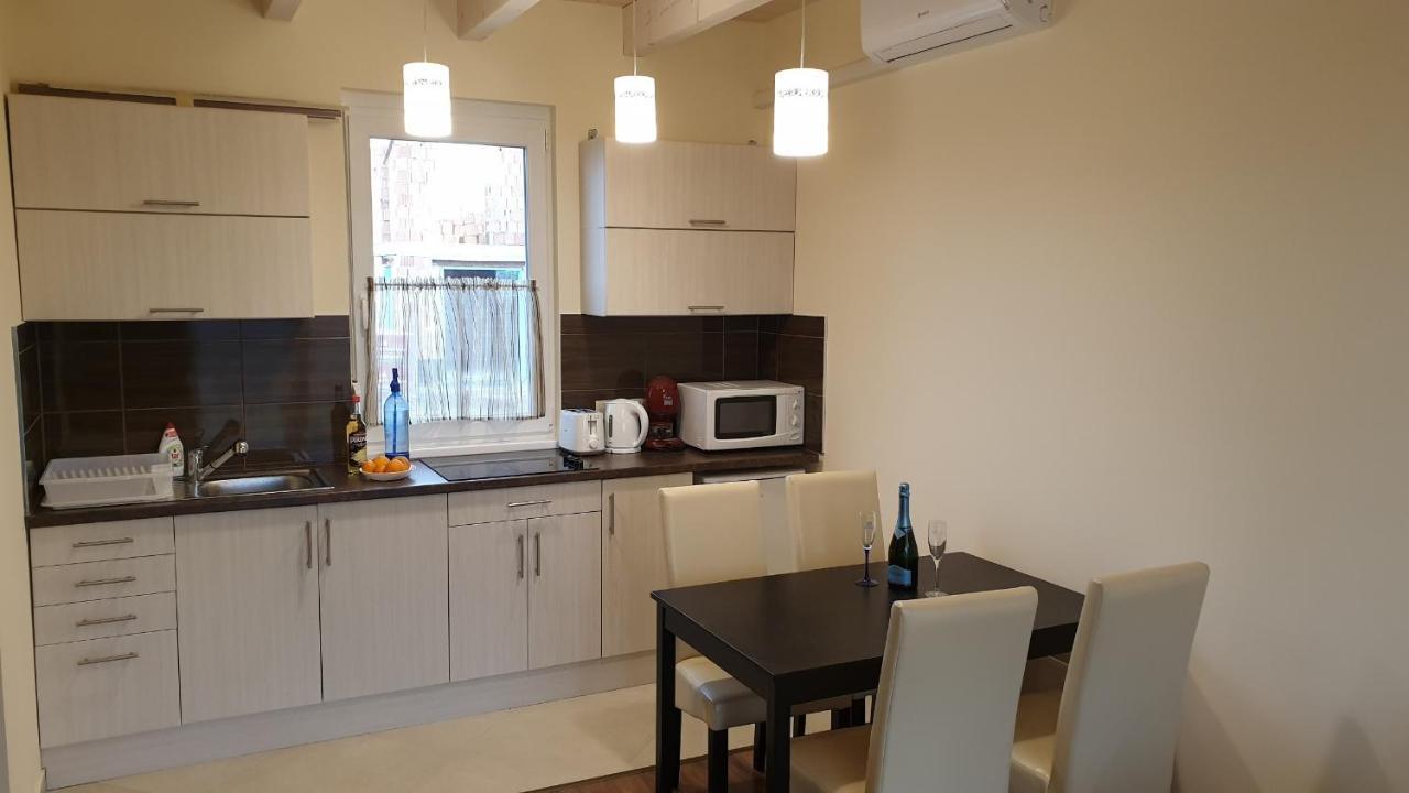 Buzavirag Apartmanhaz บาลาโตนาคาลิ ภายนอก รูปภาพ