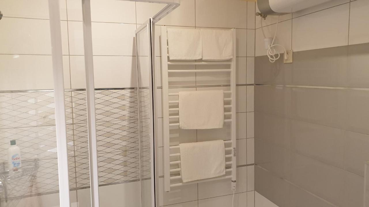 Buzavirag Apartmanhaz บาลาโตนาคาลิ ภายนอก รูปภาพ