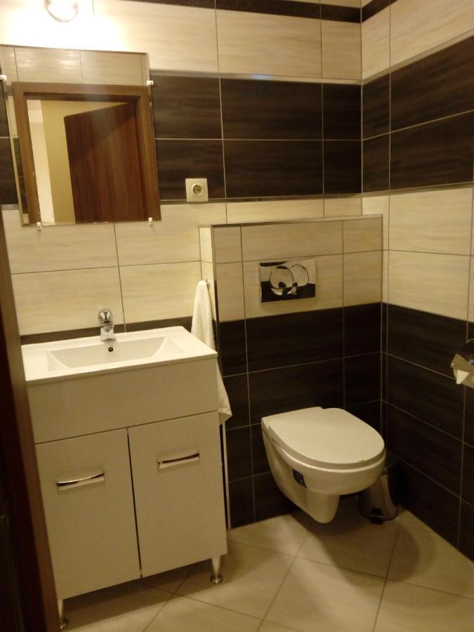 Buzavirag Apartmanhaz บาลาโตนาคาลิ ภายนอก รูปภาพ