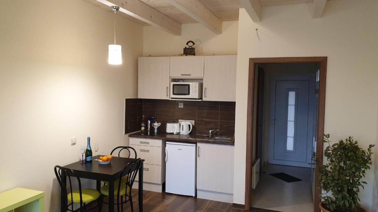 Buzavirag Apartmanhaz บาลาโตนาคาลิ ภายนอก รูปภาพ
